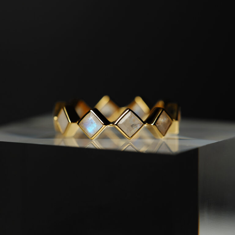 S925 RAINBOW MOON STONE SQUARE ETERNITY RING
¥12,980